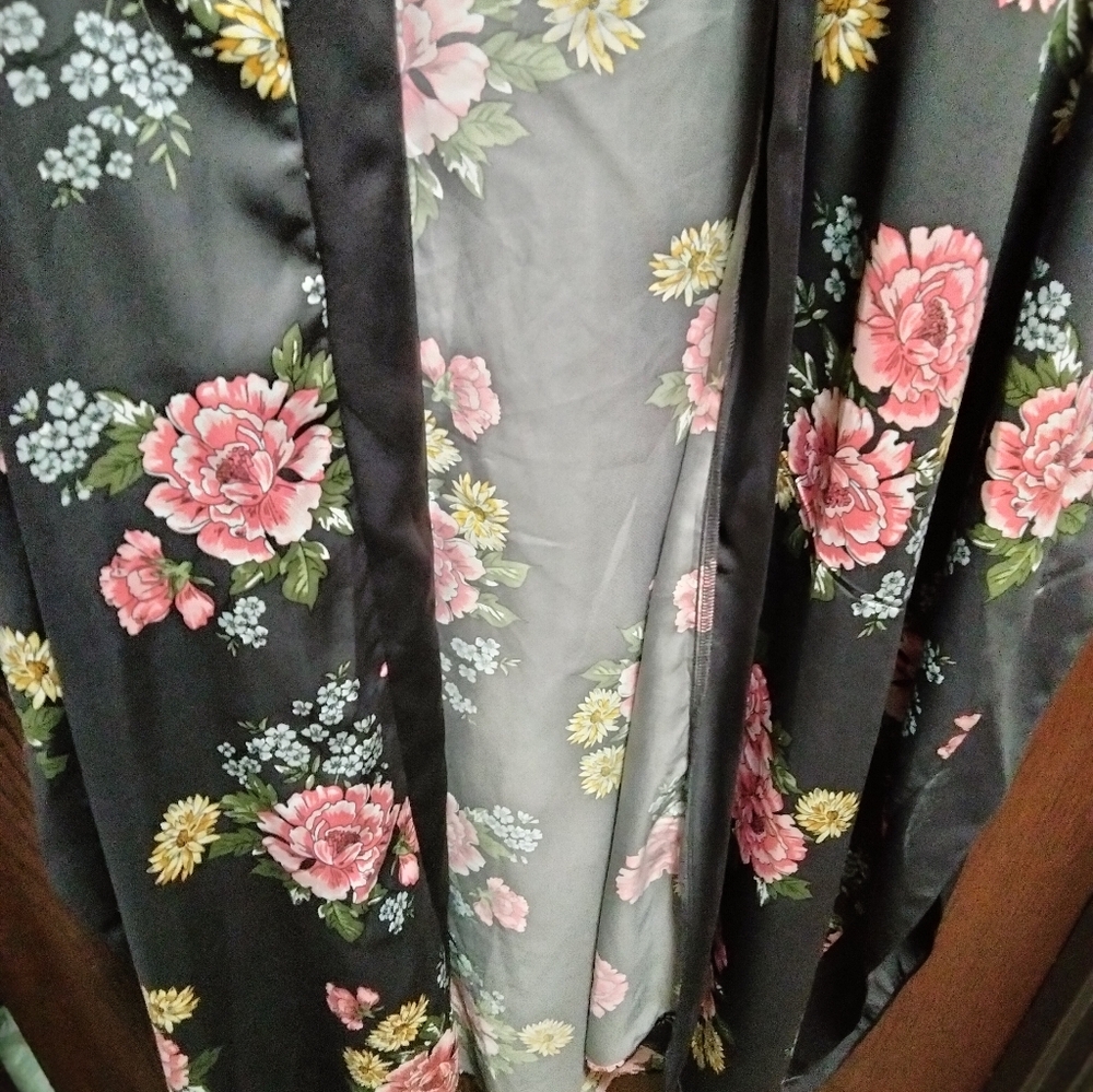 Torrid Satin Floral Kimono - Picture 6 of 10